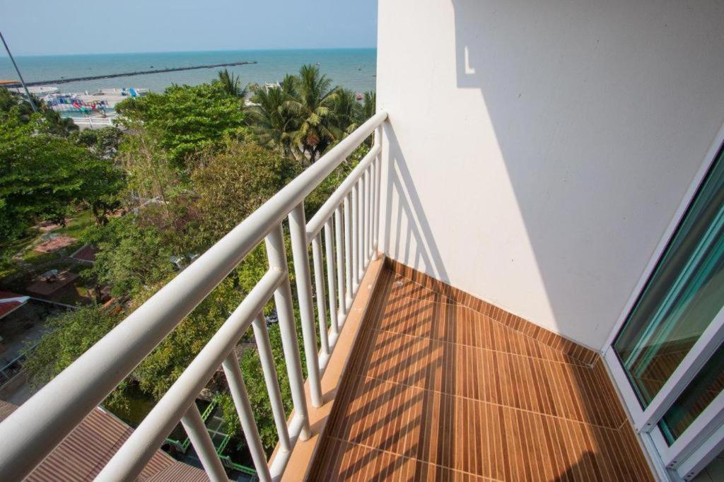 Nana Chat Bangsaen Hotel Si Racha Exterior photo