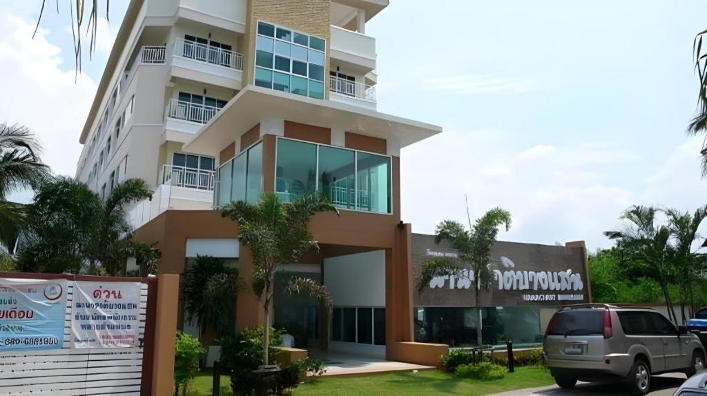 Nana Chat Bangsaen Hotel Si Racha Exterior photo